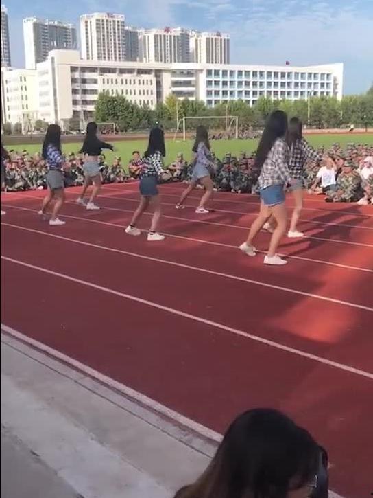 军训吃瓜视频跳舞,舞蹈版“军营狂欢”引热议