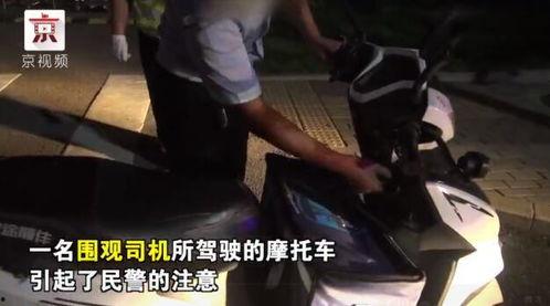 小偷当吃瓜群众被抓视频,小偷化身吃瓜群众被现场抓获