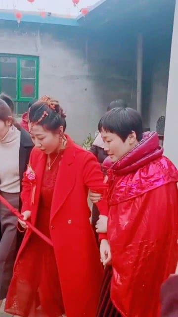 新郎在旁边吃瓜视频,趣味横生场面引网友热议