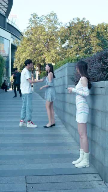 情侣吵架吃瓜的视频