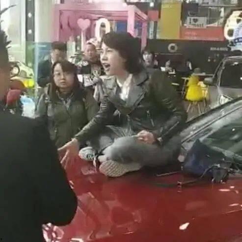 坐电梯吃瓜群众视频,捕捉都市生活瞬间