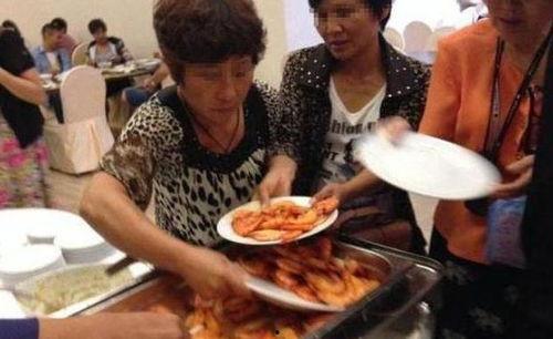 中国大妈缅甸吃瓜视频,揭秘东南亚风情美食之旅